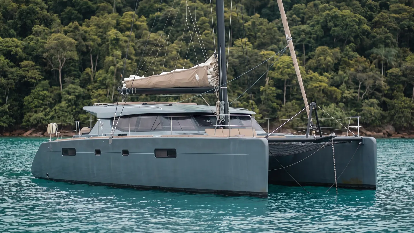 Catamarã — convés para desacelerar — outro ângulo