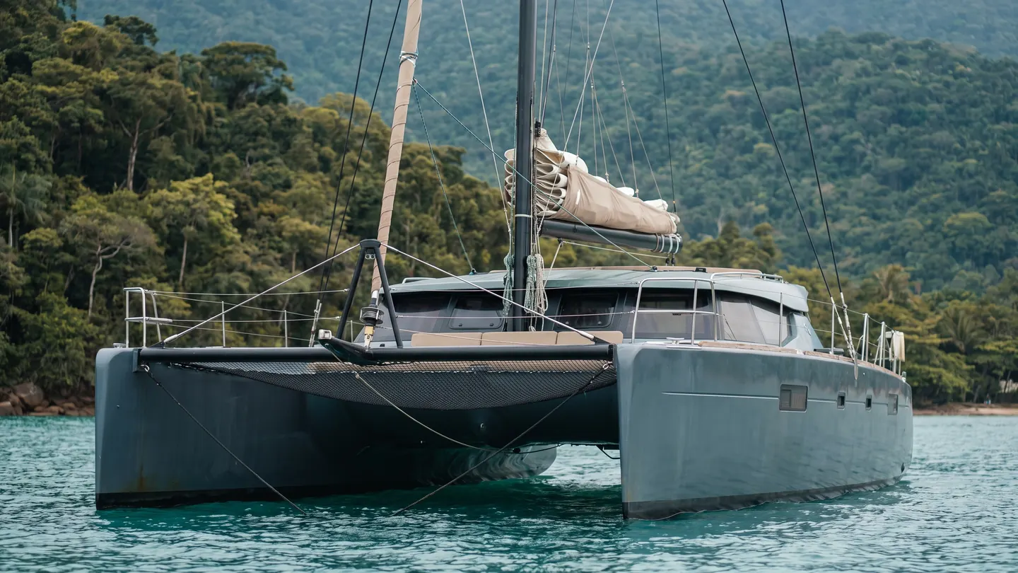 Catamarã — convés para desacelerar